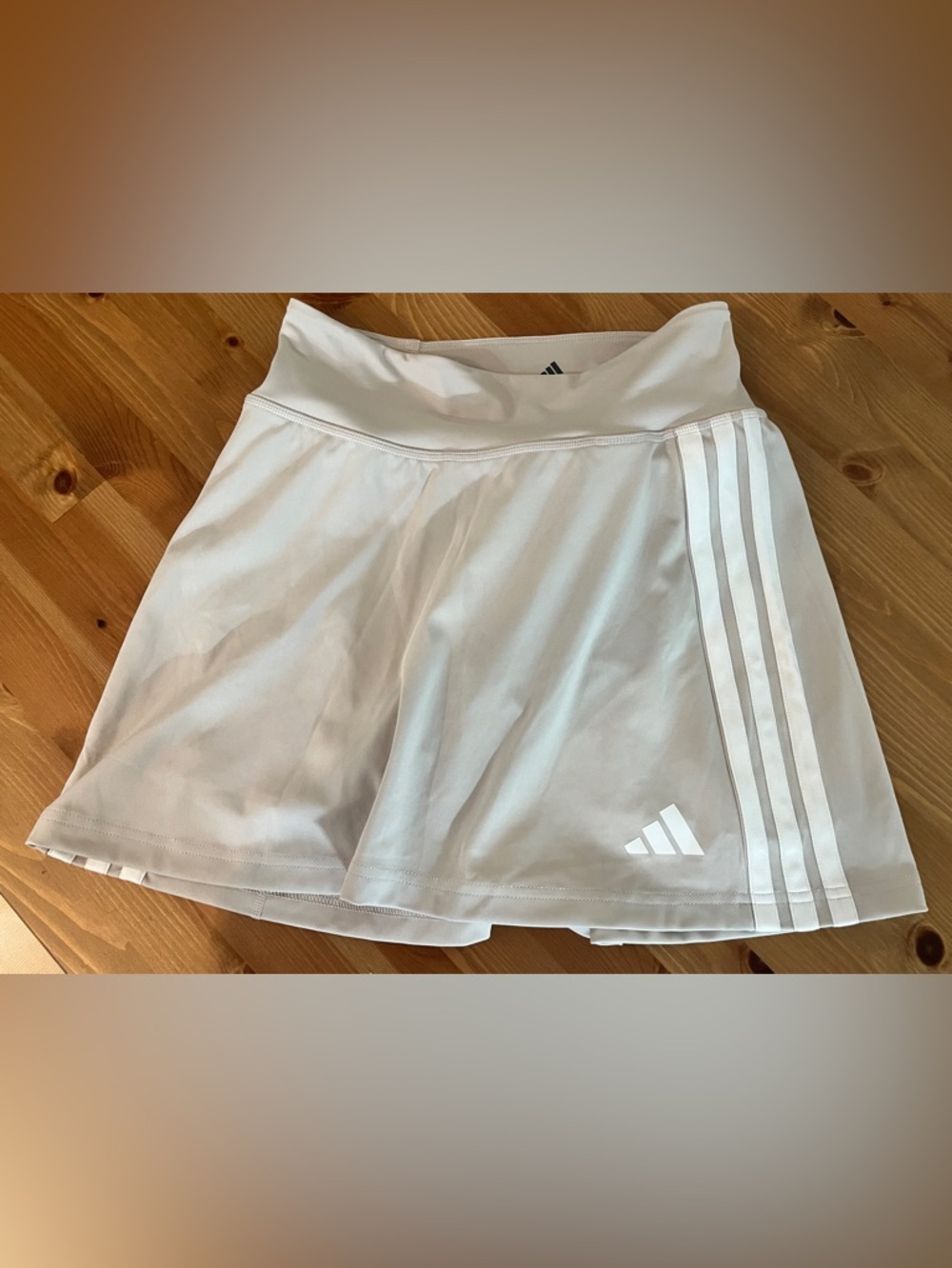 Small beige Adidas climacool Skort
